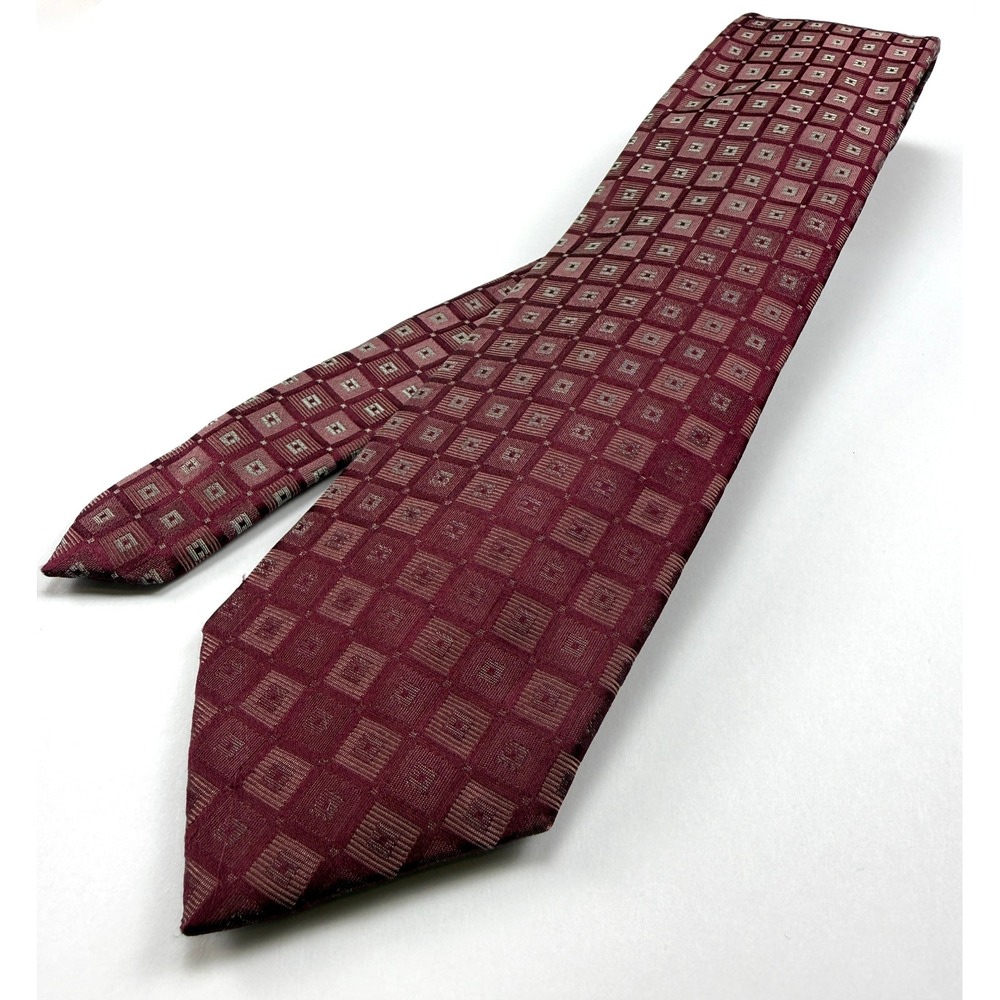 KENNETH COLE REACTION 100% Silk Tie 3.5"W 59.5"L Maroon/Silver Geometric #1604